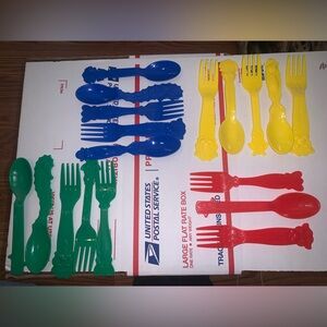 Vintage Dixie Krazy Kritters 18 piece children’s cutlery Red Green Blue Yellow